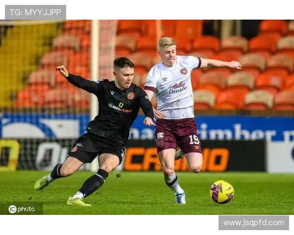 邓迪联与哈茨激战正酣谁能在这场对决中笑到最后